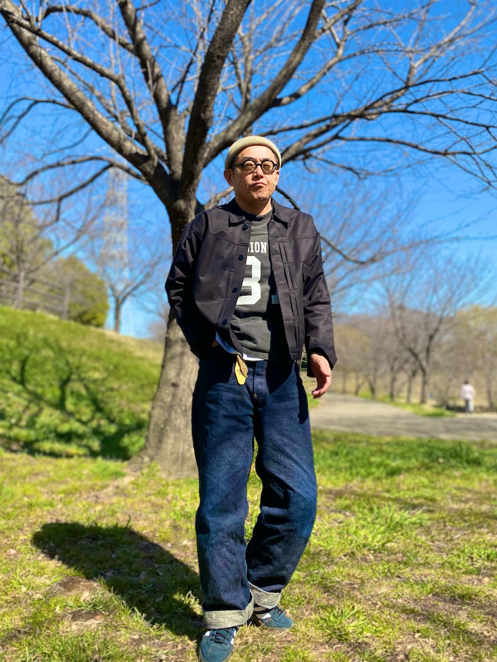 ブラック系のその他アウター、ブルー系のデニムパンツ、ブラック系のスニーカーを着用したメンズの春コーディネートの3枚目の写真