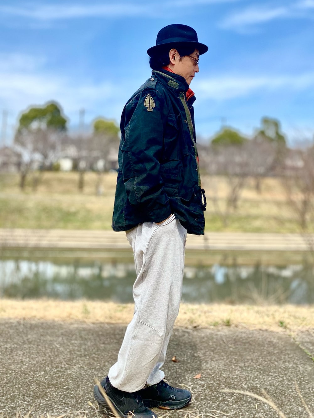 「ミリタリー スタイル、ユニクロコーデ、ユニクロU、ユニクロ、ユニクロC、UNIQLOコーデ、UNIQLO、UNIQLOC、ユニクロシー、ミリタリー ジャケット、M65、黒コーデ、差し色コーデ、差し色、差し色(オレンジ)」｜「WAIPER.incのアイテム（ミリタリージャケット、ブラック系）」を使った、sunriseseaさん（メンズ・172cm）の春コーディネートの2枚目の写真