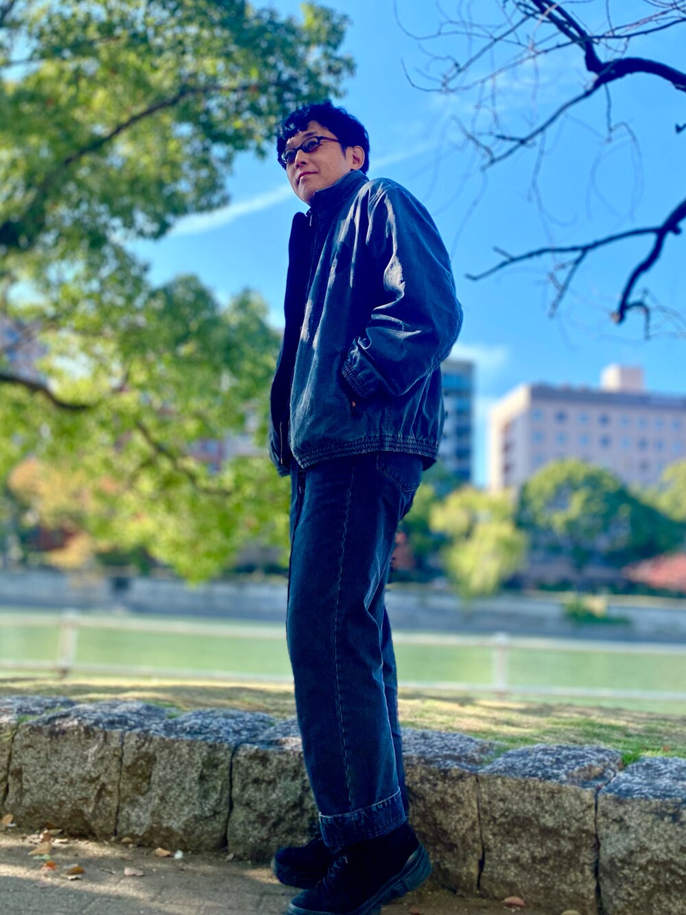 ブラック系のニット/セーターを着用したメンズの秋コーディネートの2枚目の写真