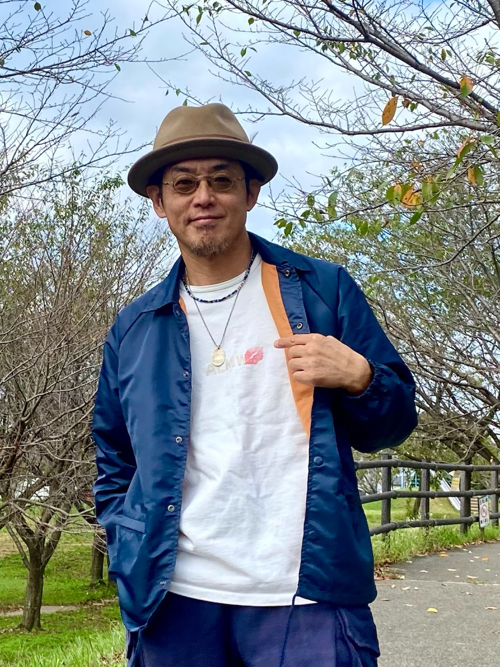 ベージュ系のハットを着用したメンズの秋コーディネートの5枚目の写真