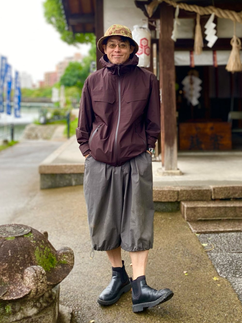 ブラウン系のパーカー、ブラック系のブーツを着用したメンズの秋コーディネートの2枚目の写真