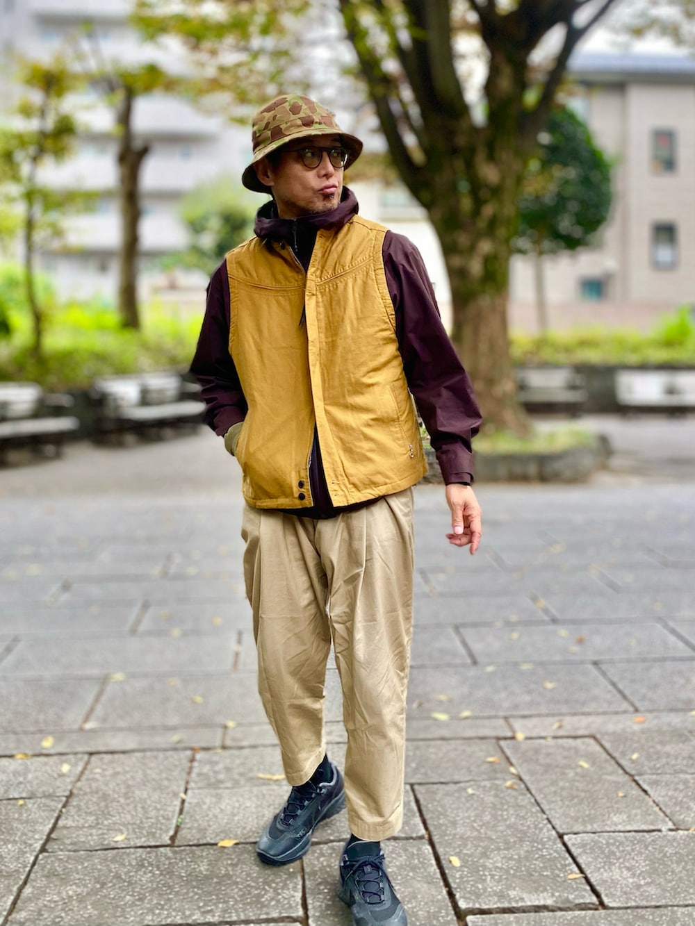 イエロー系のベストを着用したメンズの秋コーディネートの2枚目の写真