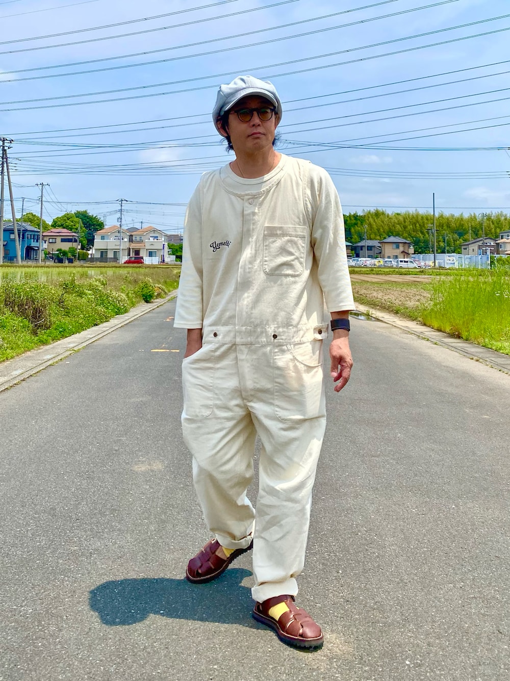 「サロペット、サロペットコーデ、サロペット隊員、つなぎコーデ、つなぎスタイル、ツナギもん好き、つなぎ、つなぎ/オールインワン、ツナギ、白スニーカー、白コーデ、サンダルコーデ、キャスケットコーデ」｜「Nigel Cabournのアイテム（サンダル、ブラウン系）」を使った、sunriseseaさん（メンズ・172cm）の夏コーディネートの3枚目の写真