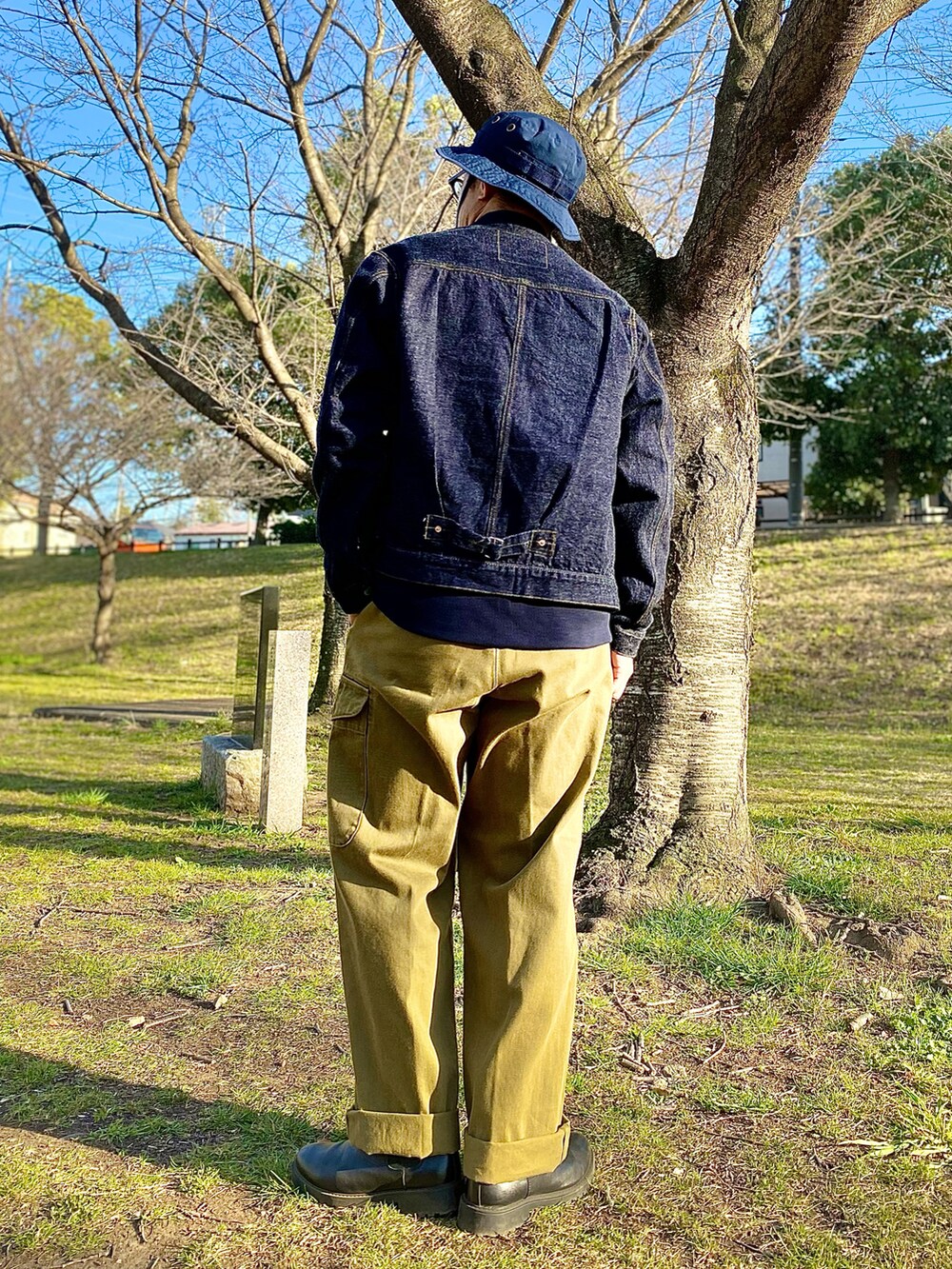 ブルー系のデニムジャケット、イエロー系のその他パンツ、ブルー系のシャツ/ブラウスを着用したメンズの春コーディネートの2枚目の写真