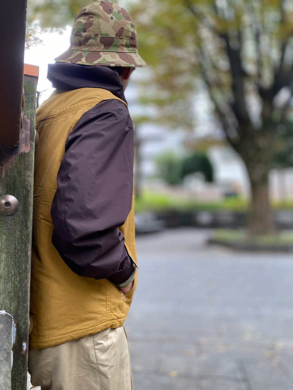 イエロー系のベストを着用したメンズの秋コーディネートの3枚目の写真