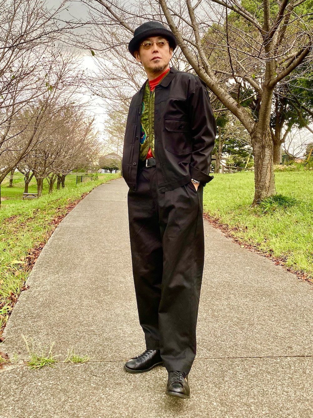 ブラック系のその他アウター、ブラック系のチノパンツ、ブラック系のドレスシューズを着用したメンズの秋コーディネートの2枚目の写真