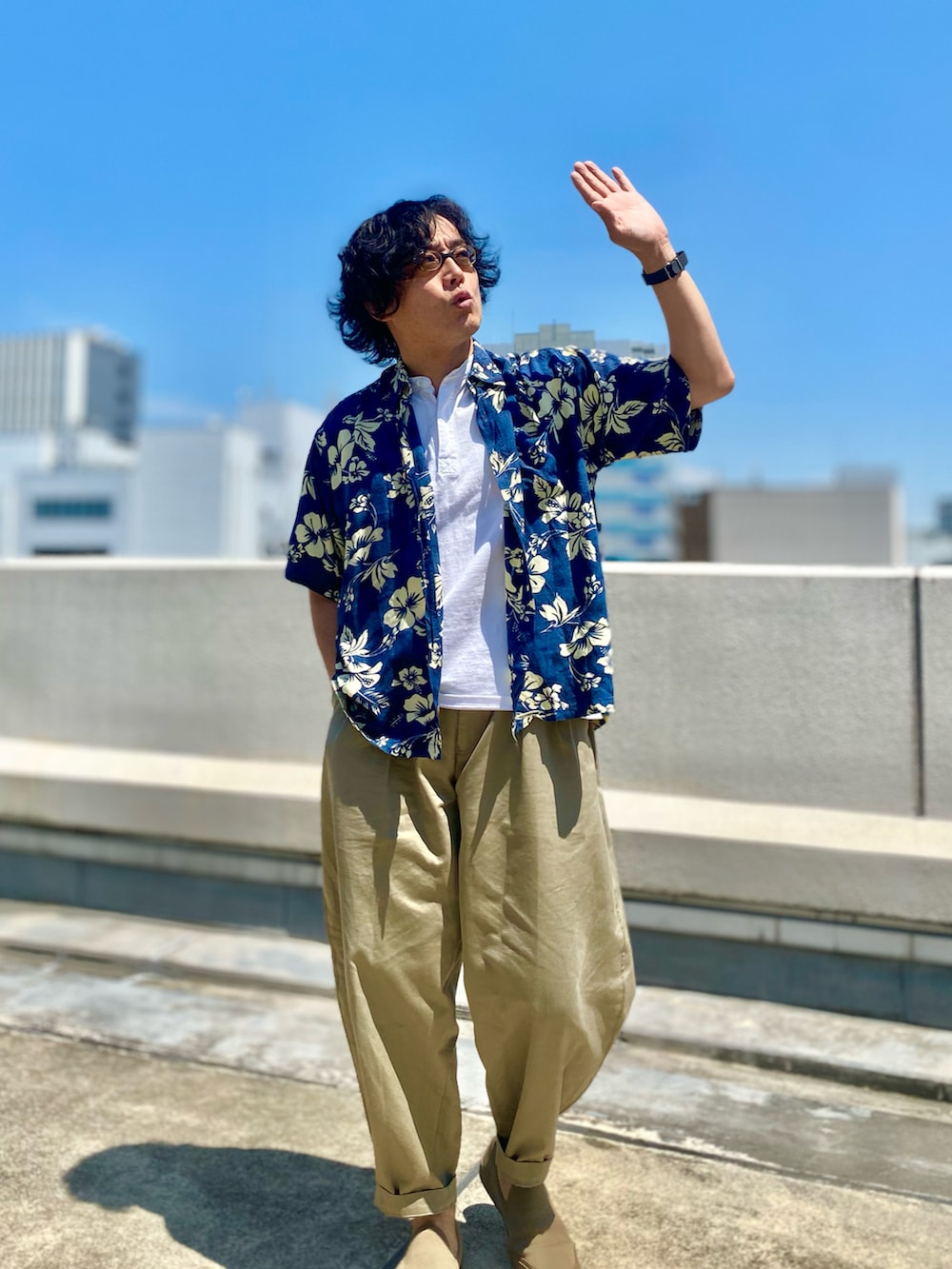 「アロハシャツ、アロハシャツはじめました、アロハシャツコーデ、アロハシャツスタイル、アロハ柄、アロハコーデ、aloha、alohashirt、初夏コーデ、アロハシャツ好き、ウクレレ、アロハ部、アロハシャツ柄」｜「VINTAGEのアイテム（シャツ/ブラウス、ブルー系）」を使った、sunriseseaさん（メンズ・172cm）の春コーディネートの2枚目の写真