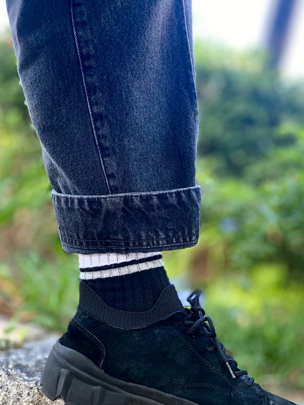 ブラック系のニット/セーターを着用したメンズの秋コーディネートの3枚目の写真