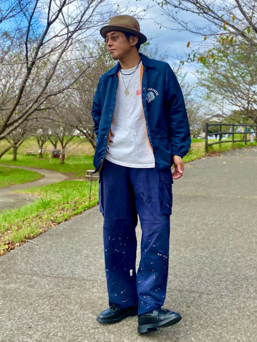 ベージュ系のハットを着用したメンズの秋コーディネートの2枚目の写真