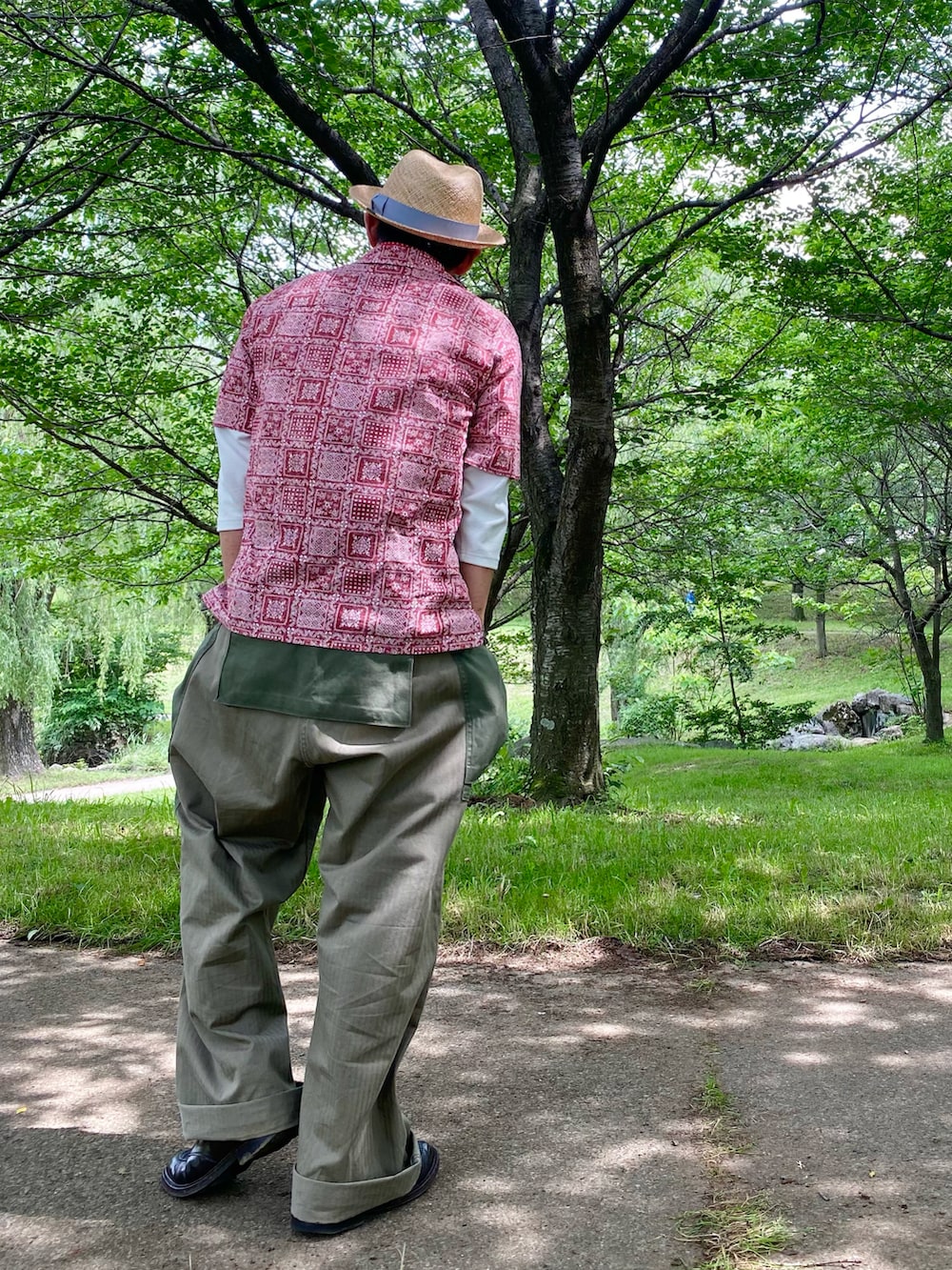 「バンダナ首巻き、モンキーパンツ、アロハシャツコーデ、ユニクロコーデ、パナマ帽、夏コーデ、アロハ柄、ナイジェルケーボン、大人コーデ、大人カジュアル、50代ファッション、50代コーデ、50代カジュアル」｜「Nigel Cabournのアイテム（カーゴパンツ、グリーン系）」を使った、sunriseseaさん（メンズ・172cm）の夏コーディネートの2枚目の写真