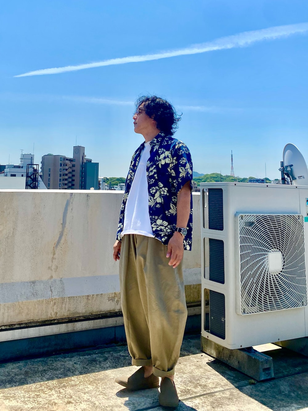 「アロハシャツ、アロハシャツはじめました、アロハシャツコーデ、アロハシャツスタイル、アロハ柄、アロハコーデ、aloha、alohashirt、初夏コーデ、アロハシャツ好き、ウクレレ、アロハ部、アロハシャツ柄」｜「VINTAGEのアイテム（シャツ/ブラウス、ブルー系）」を使った、sunriseseaさん（メンズ・172cm）の春コーディネートの3枚目の写真