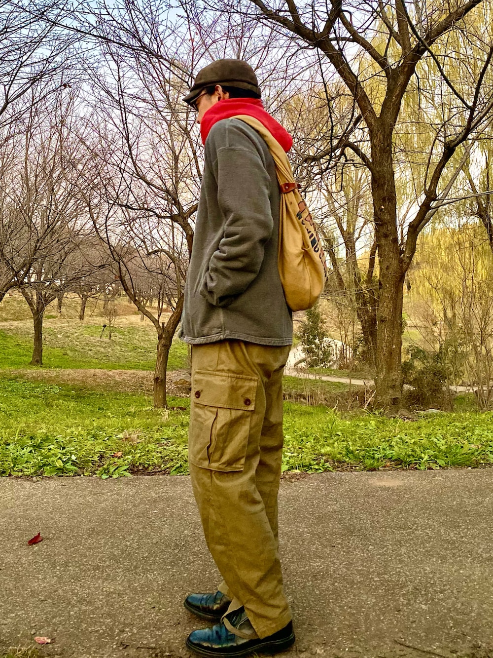 グレー系のその他アウター、ベージュ系のカーゴパンツ、ブラック系のドレスシューズを着用したメンズの冬コーディネートの3枚目の写真