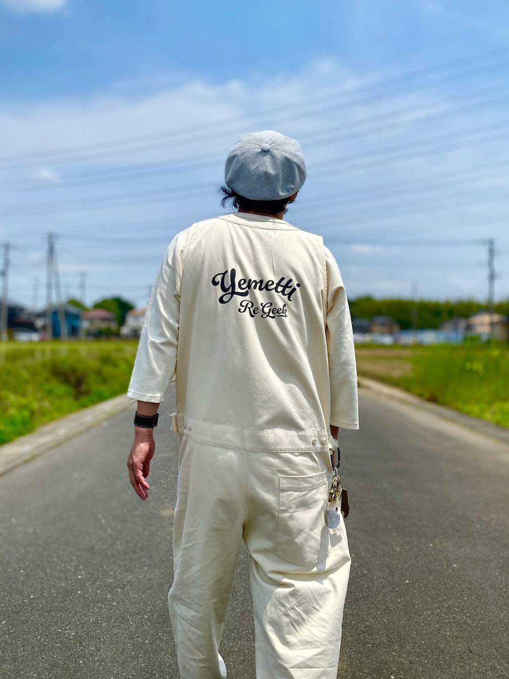 「サロペット、サロペットコーデ、サロペット隊員、つなぎコーデ、つなぎスタイル、ツナギもん好き、つなぎ、つなぎ/オールインワン、ツナギ、白スニーカー、白コーデ、サンダルコーデ、キャスケットコーデ」｜「Nigel Cabournのアイテム（サンダル、ブラウン系）」を使った、sunriseseaさん（メンズ・172cm）の夏コーディネートの2枚目の写真