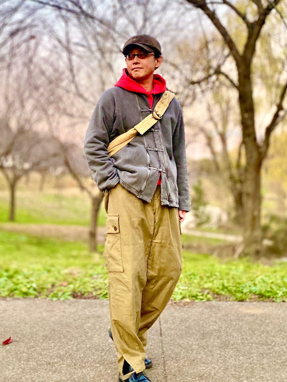 グレー系のその他アウター、ベージュ系のカーゴパンツ、ブラック系のドレスシューズを着用したメンズの冬コーディネートの2枚目の写真