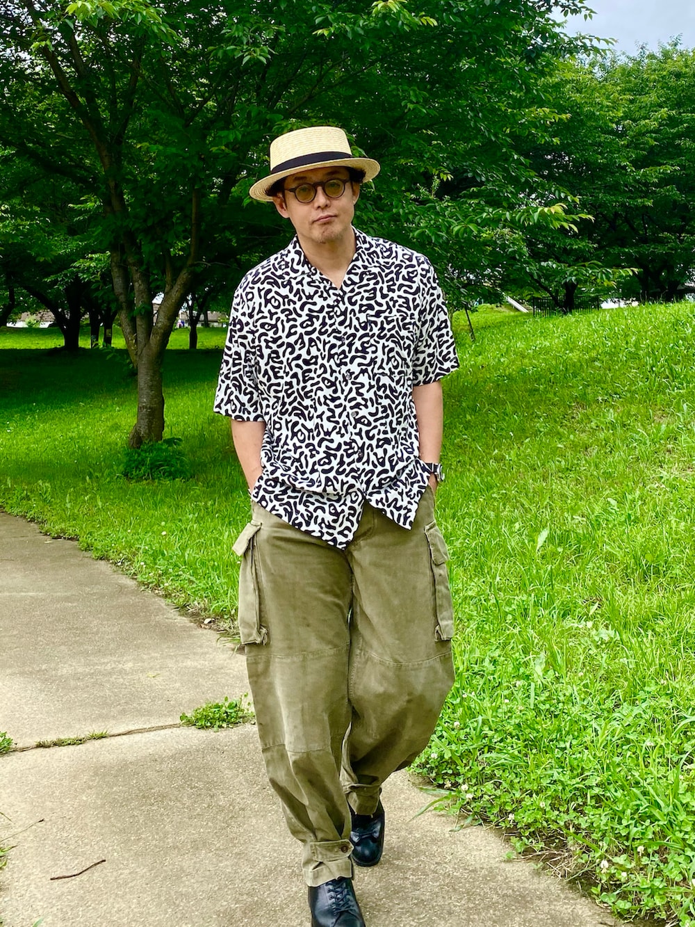 ホワイト系のシャツ/ブラウス、グリーン系のカーゴパンツ、ブラック系のドレスシューズを着用したメンズの夏コーディネートの2枚目の写真