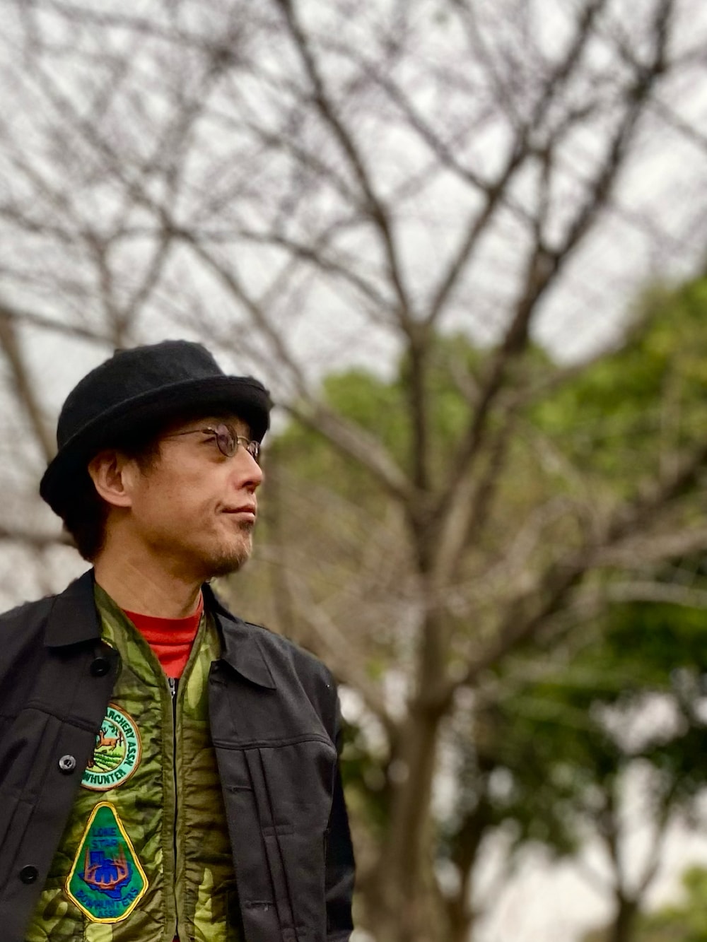 ブラック系のその他アウター、ブラック系のチノパンツ、ブラック系のドレスシューズを着用したメンズの秋コーディネートの4枚目の写真