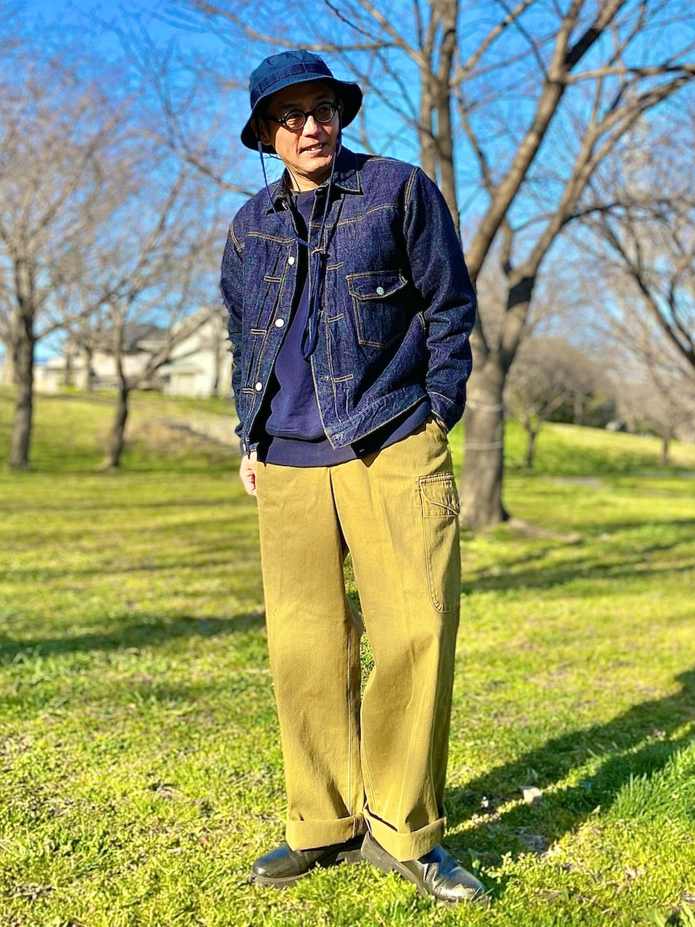 ブルー系のデニムジャケット、イエロー系のその他パンツ、ブルー系のシャツ/ブラウスを着用したメンズの春コーディネートの3枚目の写真