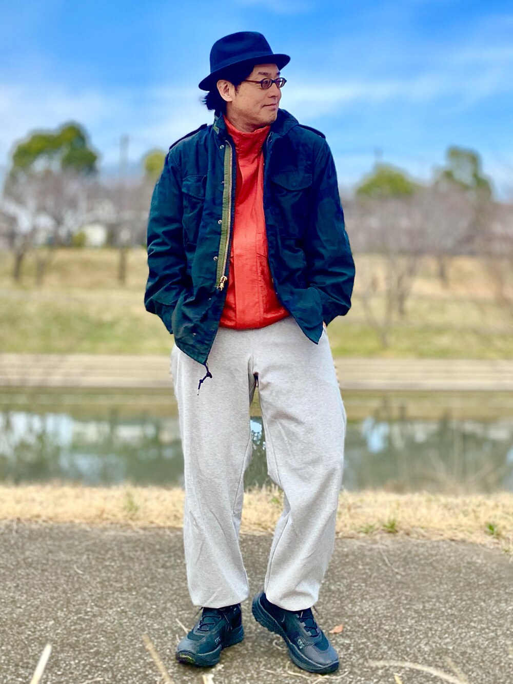 「ミリタリー スタイル、ユニクロコーデ、ユニクロU、ユニクロ、ユニクロC、UNIQLOコーデ、UNIQLO、UNIQLOC、ユニクロシー、ミリタリー ジャケット、M65、黒コーデ、差し色コーデ、差し色、差し色(オレンジ)」｜「WAIPER.incのアイテム（ミリタリージャケット、ブラック系）」を使った、sunriseseaさん（メンズ・172cm）の春コーディネートの3枚目の写真
