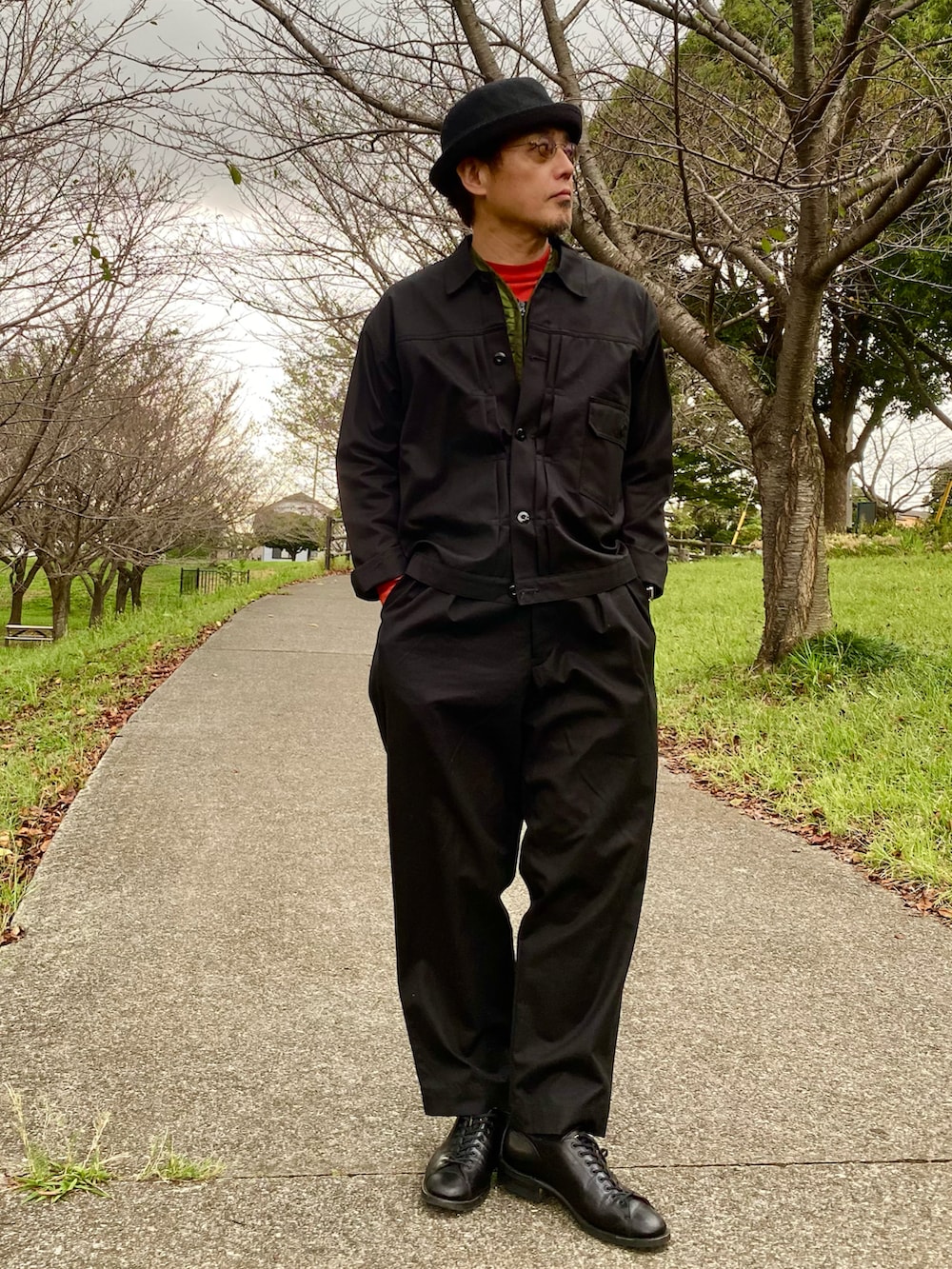 ブラック系のその他アウター、ブラック系のチノパンツ、ブラック系のドレスシューズを着用したメンズの秋コーディネートの3枚目の写真