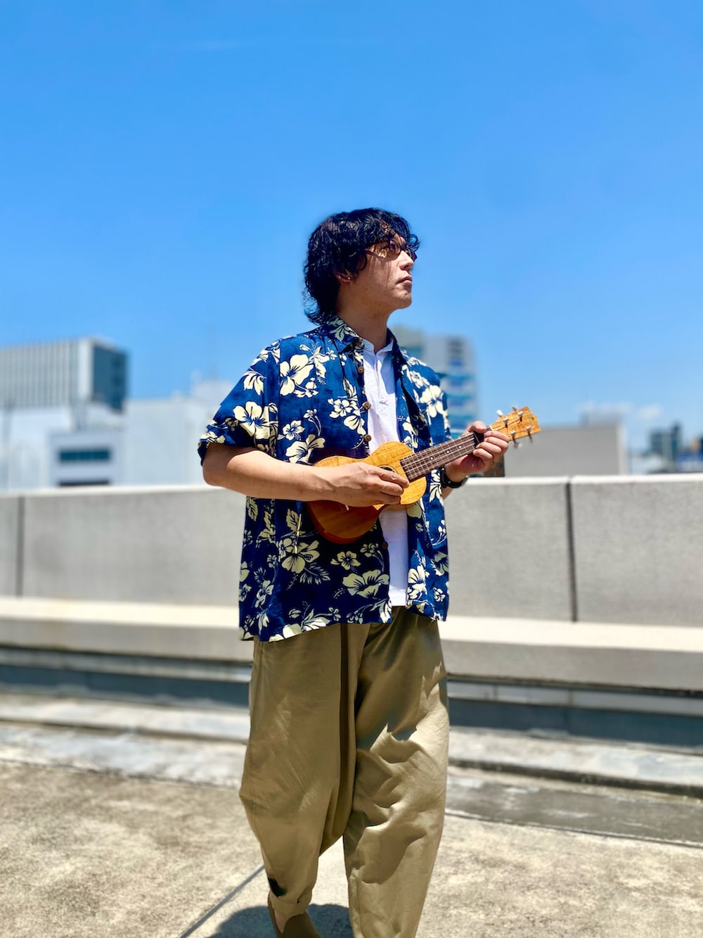 「アロハシャツ、アロハシャツはじめました、アロハシャツコーデ、アロハシャツスタイル、アロハ柄、アロハコーデ、aloha、alohashirt、初夏コーデ、アロハシャツ好き、ウクレレ、アロハ部、アロハシャツ柄」｜「VINTAGEのアイテム（シャツ/ブラウス、ブルー系）」を使った、sunriseseaさん（メンズ・172cm）の春コーディネートの5枚目の写真