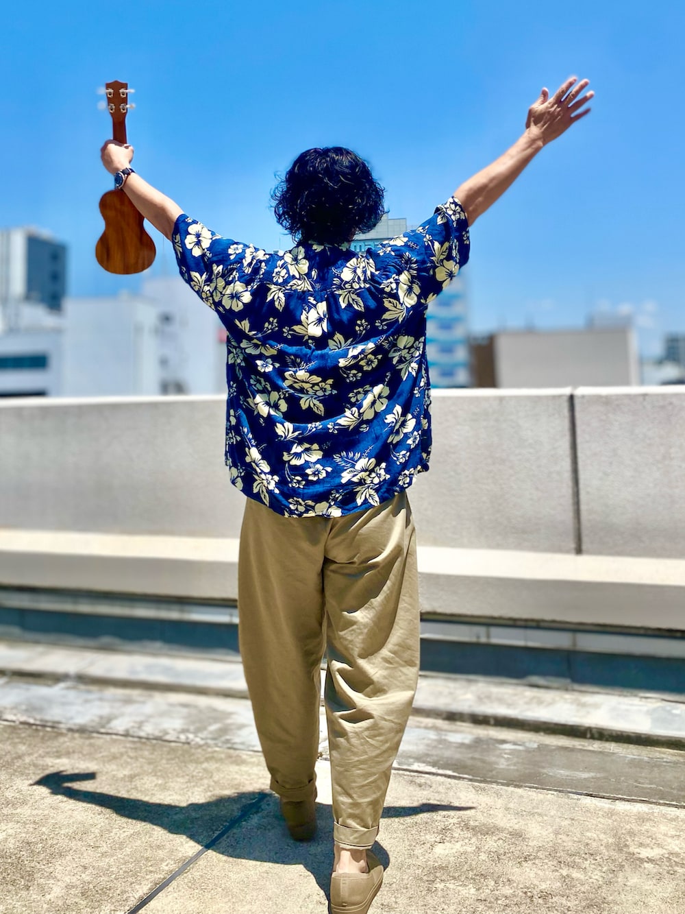 「アロハシャツ、アロハシャツはじめました、アロハシャツコーデ、アロハシャツスタイル、アロハ柄、アロハコーデ、aloha、alohashirt、初夏コーデ、アロハシャツ好き、ウクレレ、アロハ部、アロハシャツ柄」｜「VINTAGEのアイテム（シャツ/ブラウス、ブルー系）」を使った、sunriseseaさん（メンズ・172cm）の春コーディネートの4枚目の写真