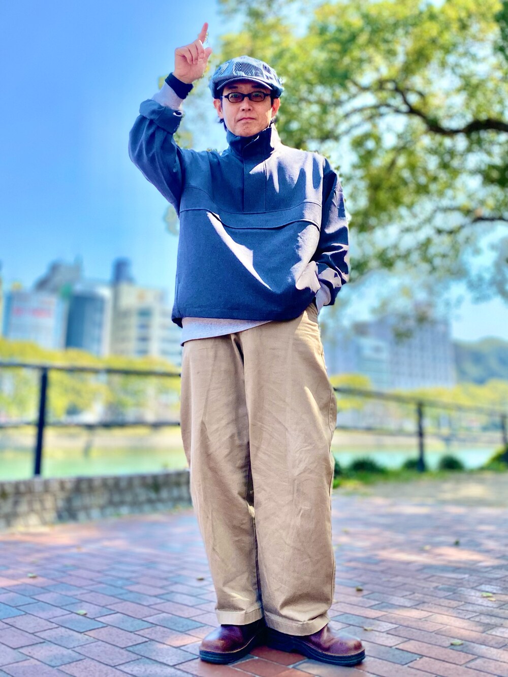 グレー系のその他アウター、ベージュ系のチノパンツを着用したメンズの春コーディネートの2枚目の写真