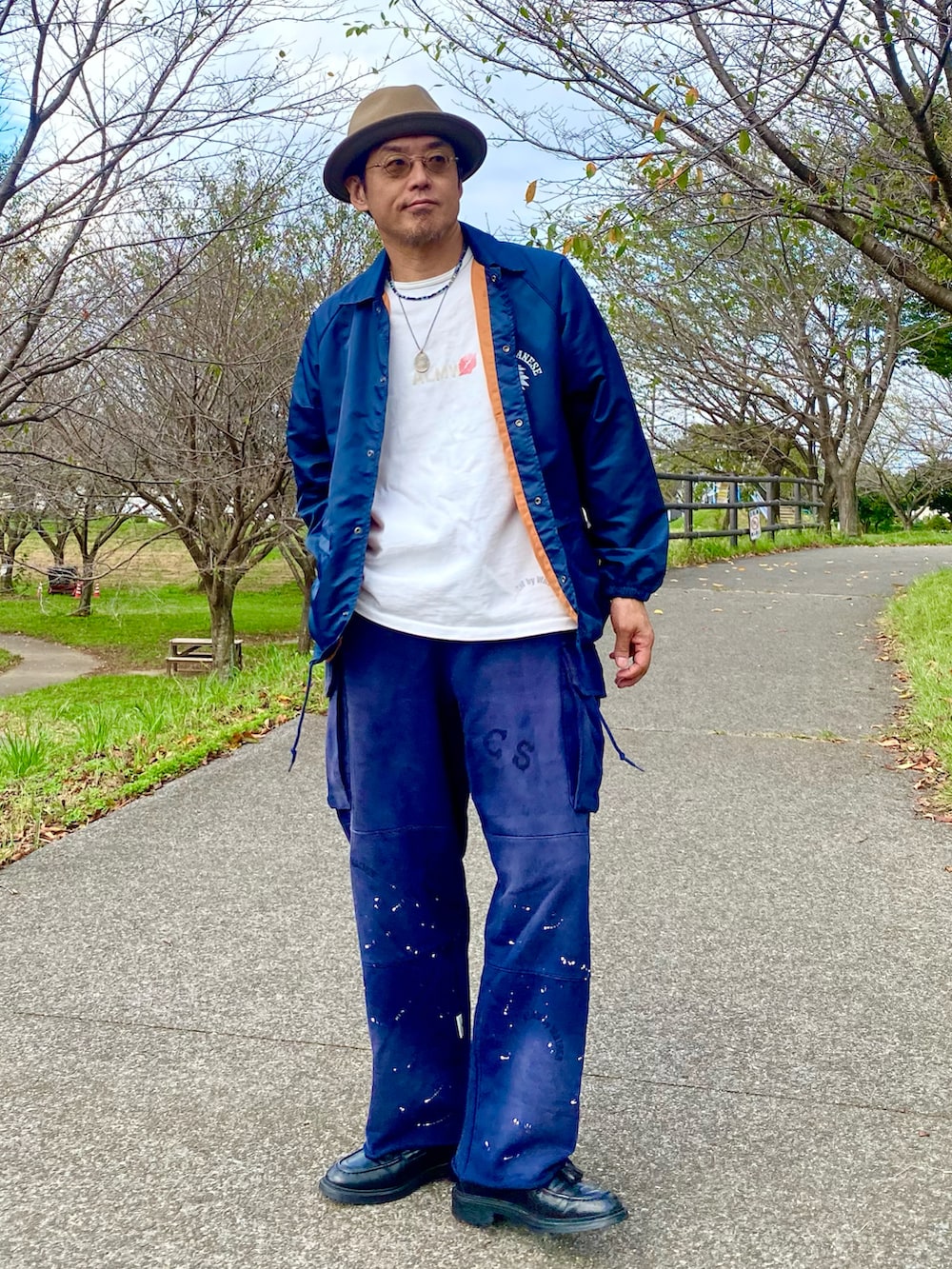 ベージュ系のハットを着用したメンズの秋コーディネートの3枚目の写真