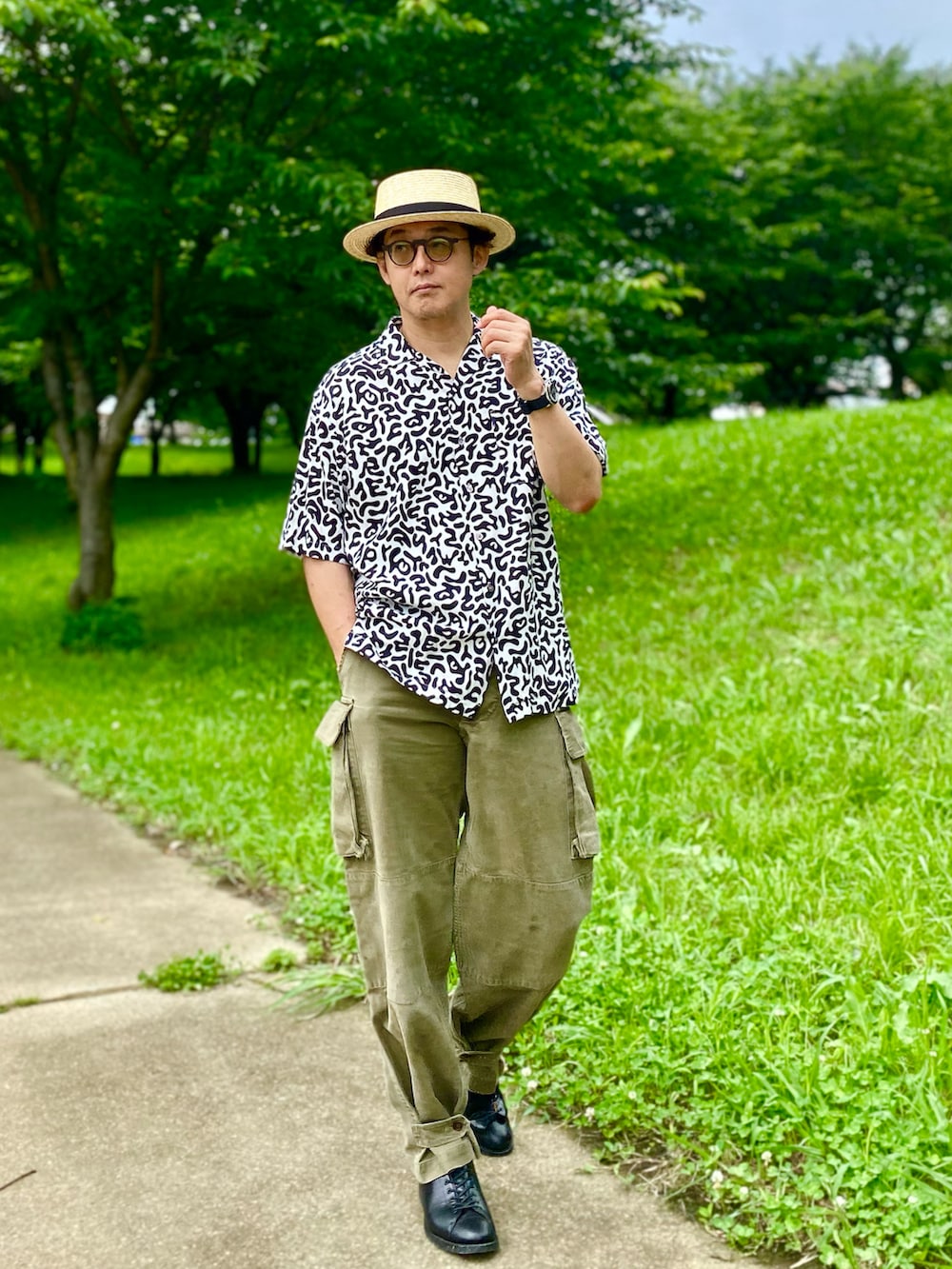 ホワイト系のシャツ/ブラウス、グリーン系のカーゴパンツ、ブラック系のドレスシューズを着用したメンズの夏コーディネートの3枚目の写真