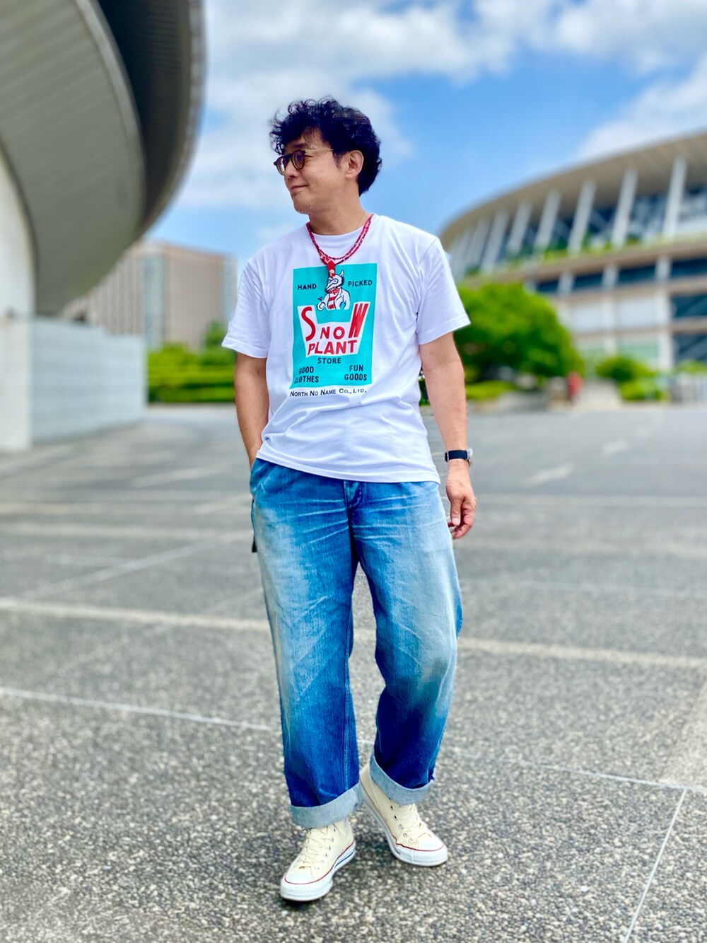 ホワイト系のスニーカーを着用したメンズの夏コーディネートの2枚目の写真