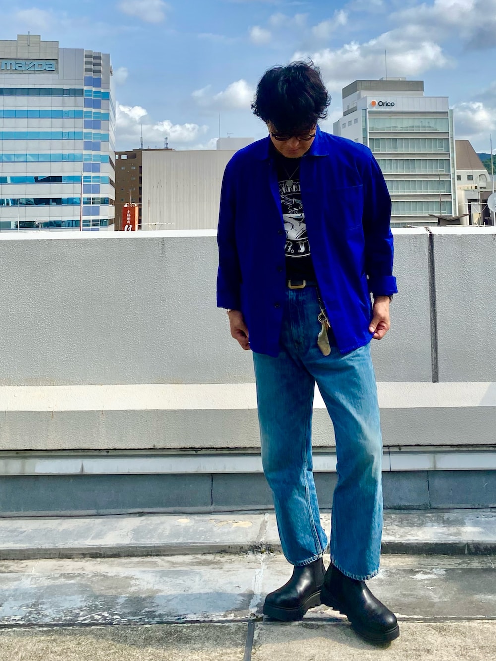 ブルー系のデニムパンツを着用したメンズの夏コーディネートの2枚目の写真