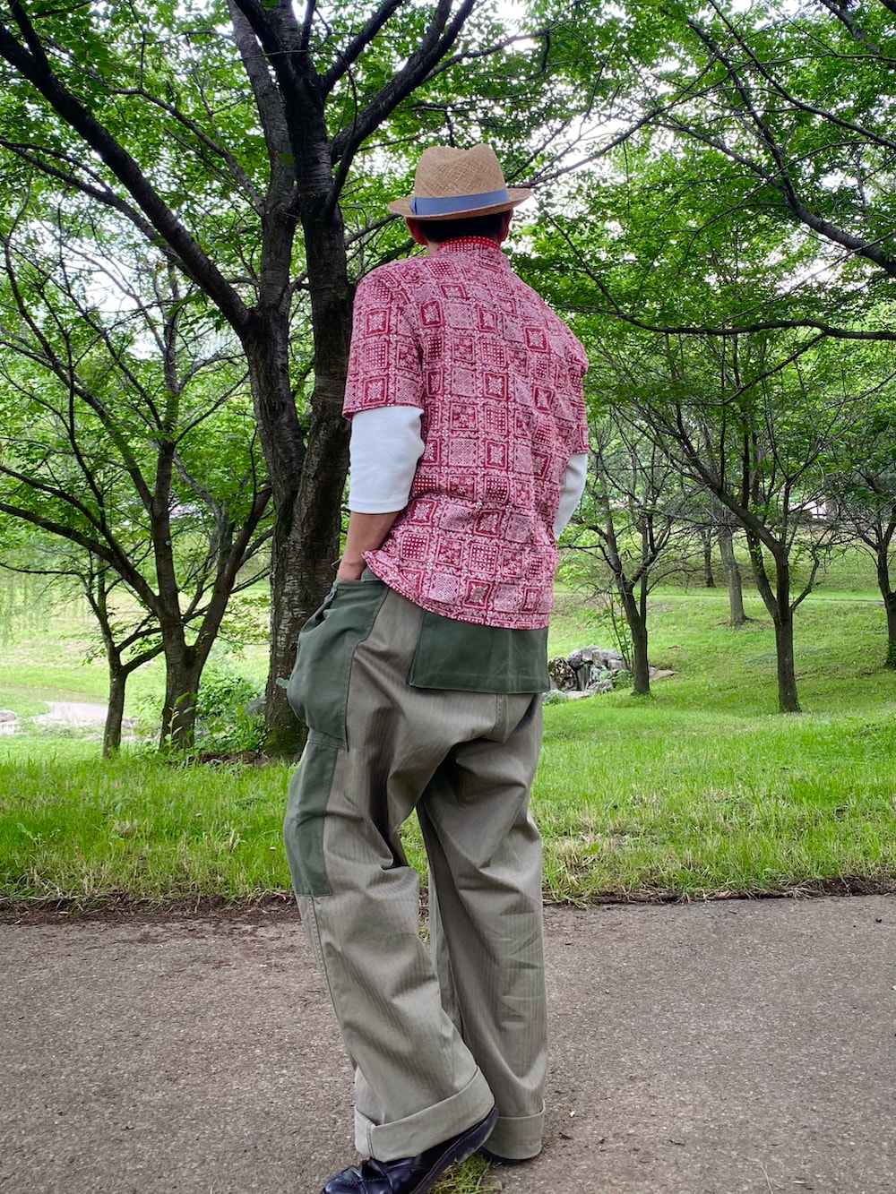 「バンダナ首巻き、モンキーパンツ、アロハシャツコーデ、ユニクロコーデ、パナマ帽、夏コーデ、アロハ柄、ナイジェルケーボン、大人コーデ、大人カジュアル、50代ファッション、50代コーデ、50代カジュアル」｜「Nigel Cabournのアイテム（カーゴパンツ、グリーン系）」を使った、sunriseseaさん（メンズ・172cm）の夏コーディネートの3枚目の写真