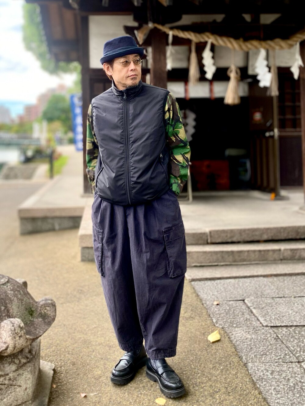 ブラック系のベストを着用したメンズの秋コーディネートの2枚目の写真