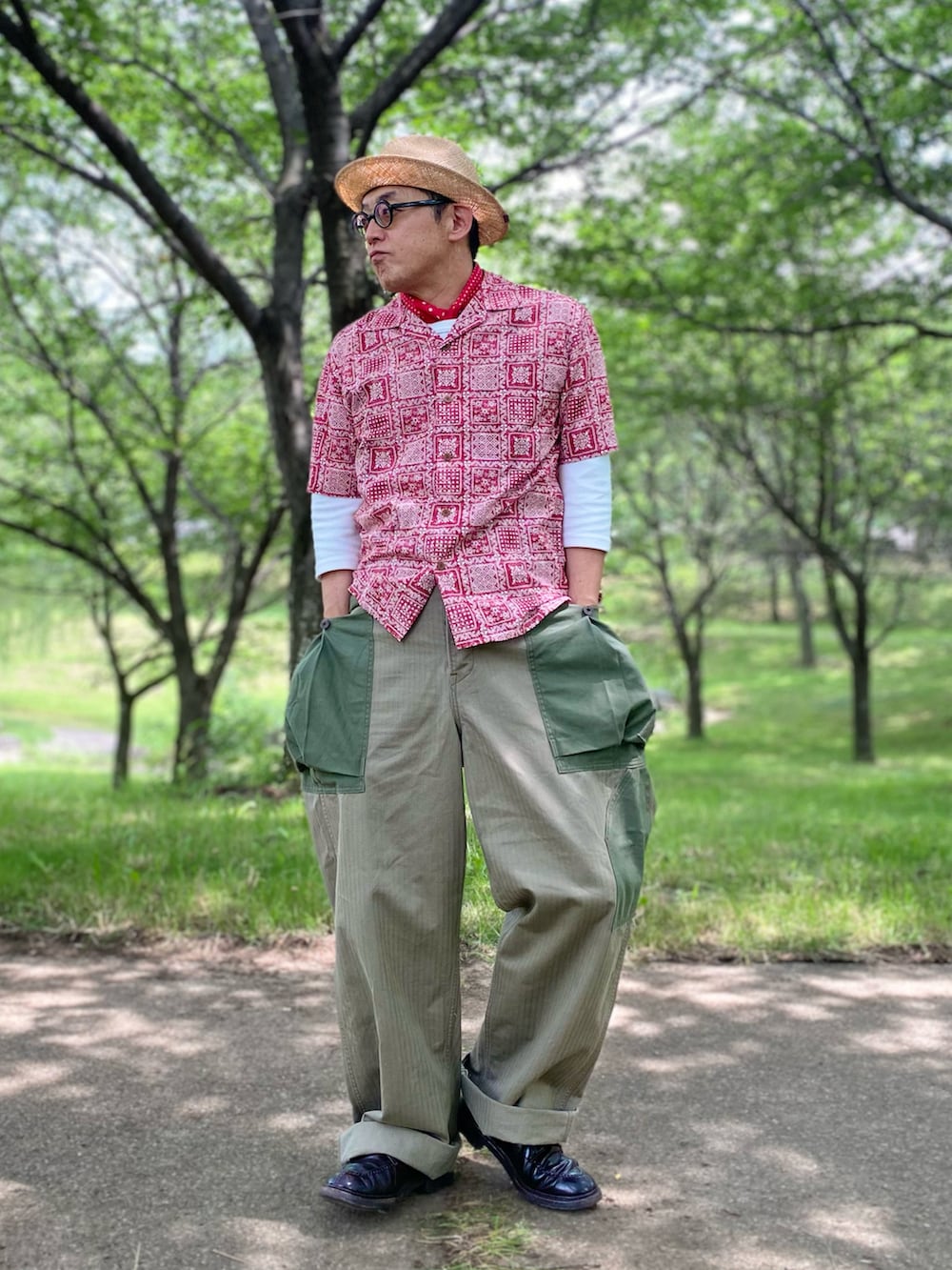 「バンダナ首巻き、モンキーパンツ、アロハシャツコーデ、ユニクロコーデ、パナマ帽、夏コーデ、アロハ柄、ナイジェルケーボン、大人コーデ、大人カジュアル、50代ファッション、50代コーデ、50代カジュアル」｜「Nigel Cabournのアイテム（カーゴパンツ、グリーン系）」を使った、sunriseseaさん（メンズ・172cm）の夏コーディネートの4枚目の写真
