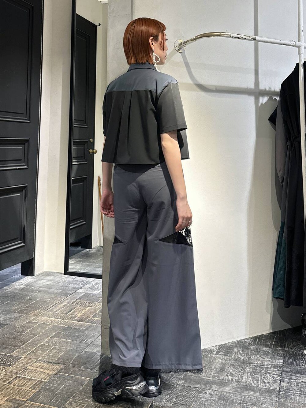 ブラック系のタンクトップ、グレー系のその他パンツ、ブラック系のシャツ/ブラウスを着用したレディースの夏コーディネートの5枚目の写真