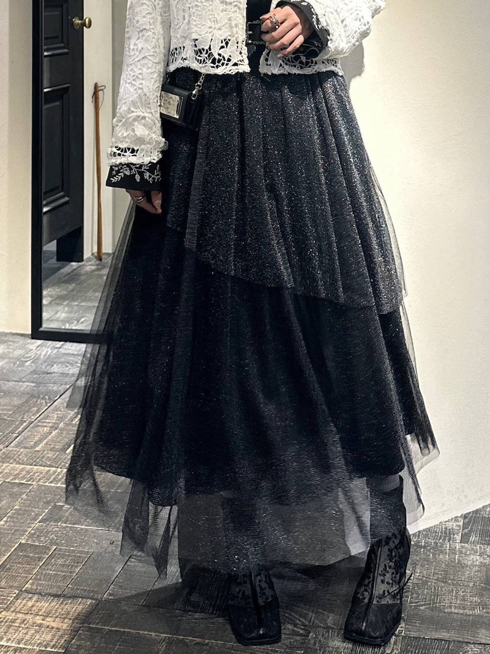 ブラック系のブーツ、ブラック系のシャツ/ブラウス、ブラック系のスカートを着用したレディースの冬コーディネートの6枚目の写真