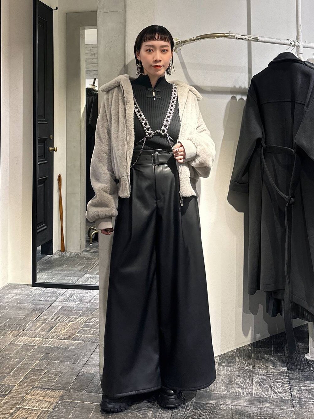 ブラック系のその他パンツ、ブラック系のスニーカー、グレー系のブルゾンを着用したレディースの冬コーディネートの6枚目の写真