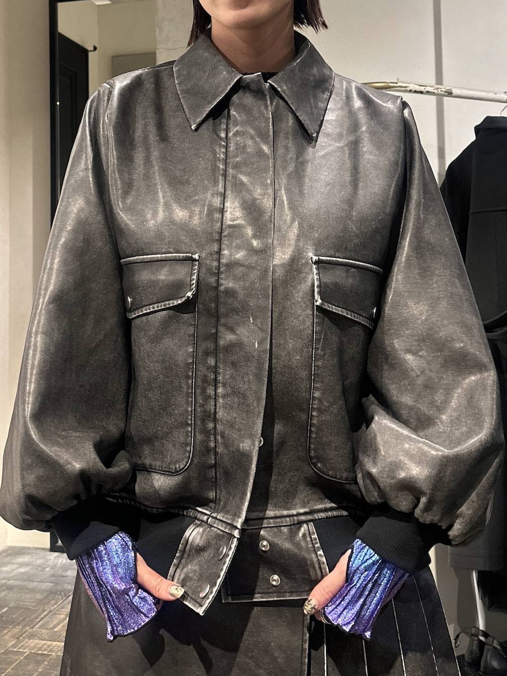 パープル系のTシャツ/カットソー、ブラック系のスニーカー、ブラック系のその他パンツを着用したレディースの冬コーディネートの4枚目の写真