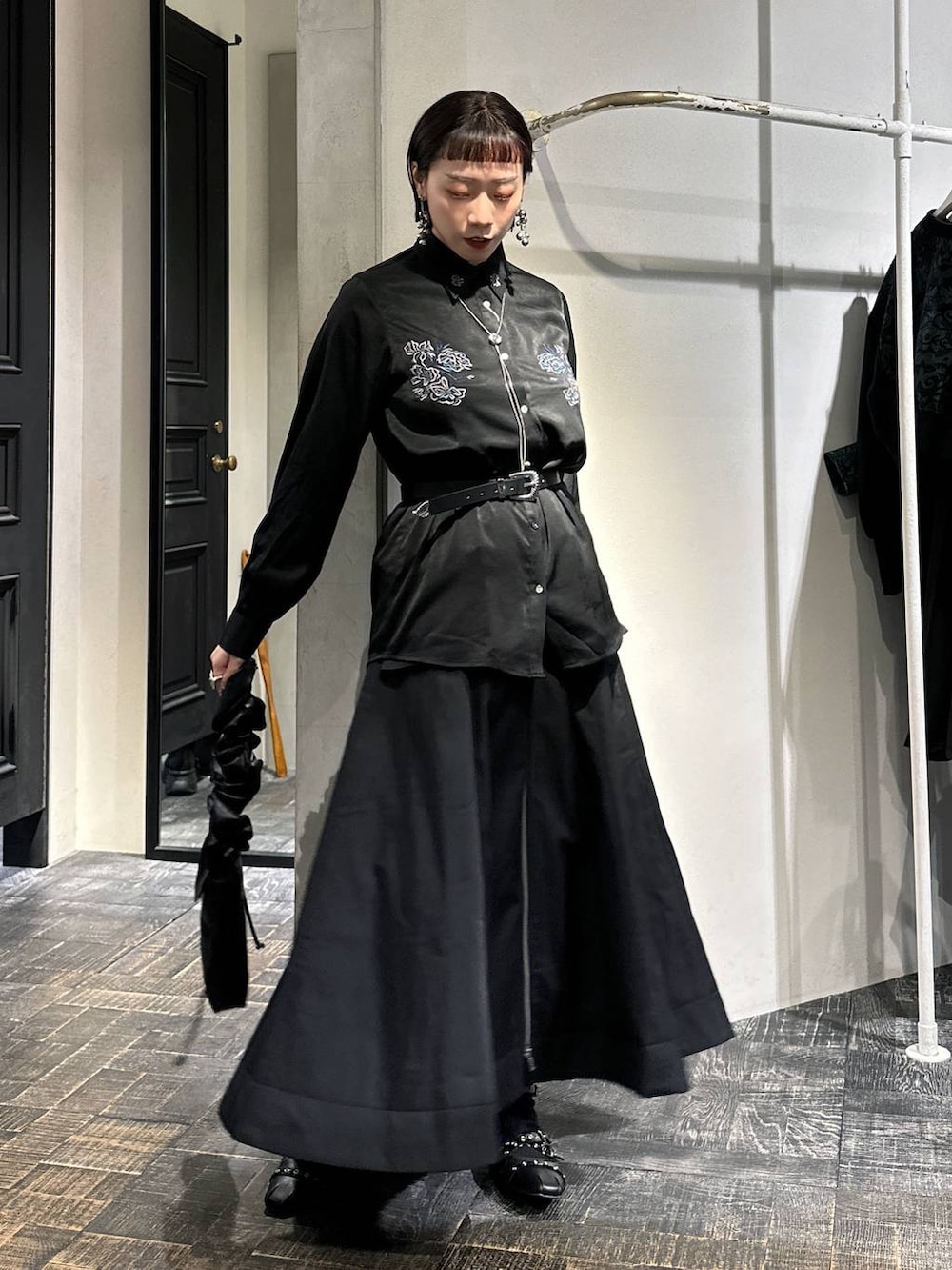 ブラック系のシャツ/ブラウス、ブラック系のバレエシューズ、ブラック系のスカートを着用したレディースの秋コーディネートの2枚目の写真