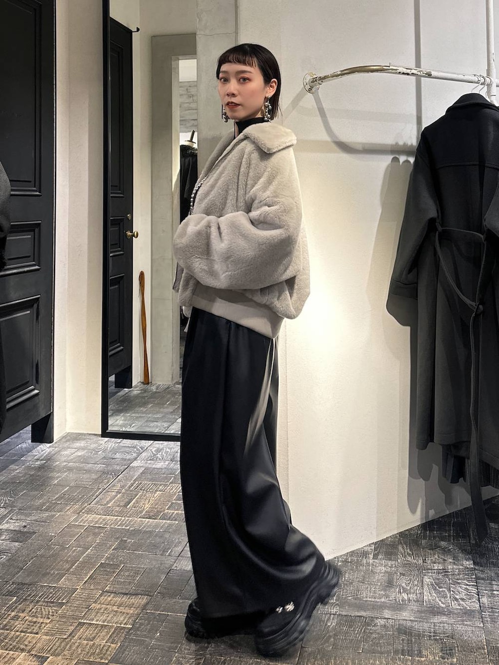 ブラック系のその他パンツ、ブラック系のスニーカー、グレー系のブルゾンを着用したレディースの冬コーディネートの3枚目の写真