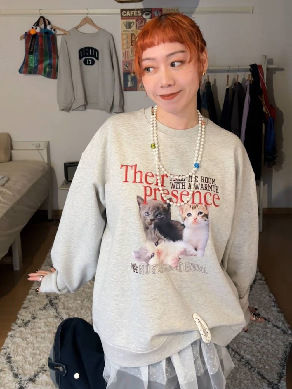 グレー系のスウェット、ホワイト系のベルト、ブラック系のシュシュを着用したレディースの冬コーディネートの8枚目の写真