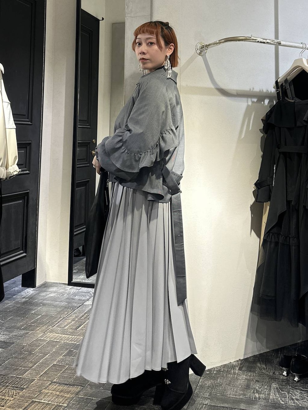 ブラック系のトートバッグ、ブラック系のブーツ、ブラック系のシャツ/ブラウスを着用したレディースの冬コーディネートの5枚目の写真