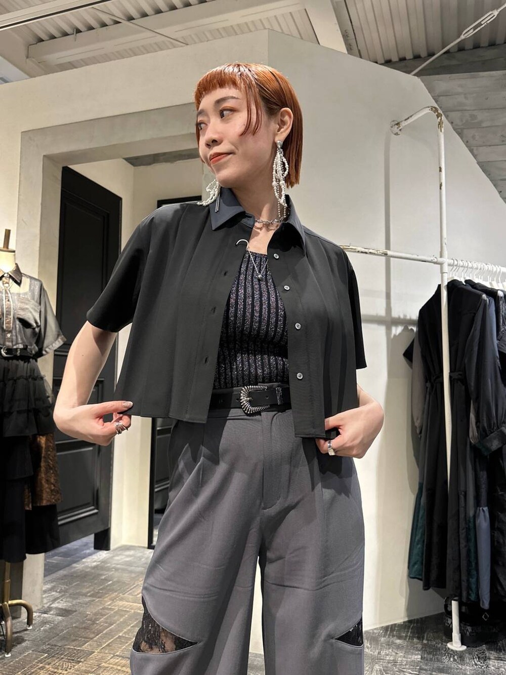 ブラック系のタンクトップ、グレー系のその他パンツ、ブラック系のシャツ/ブラウスを着用したレディースの夏コーディネートの2枚目の写真