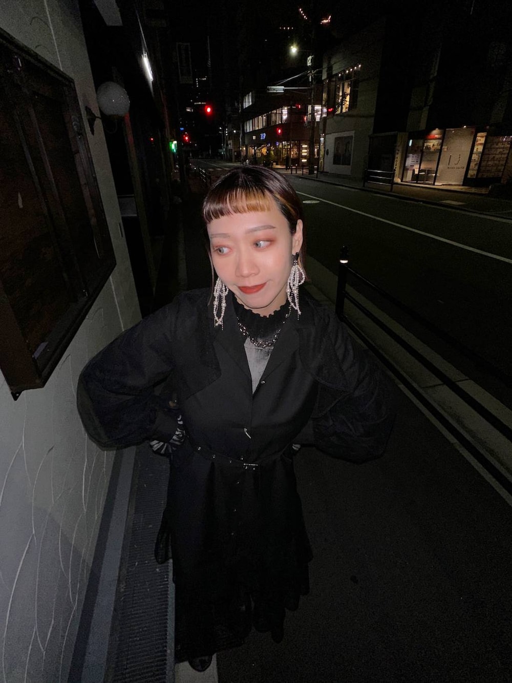 ブラック系のブーツ、ブラック系のショルダーバッグ、ブラック系のワンピースを着用したレディースの秋コーディネートの6枚目の写真