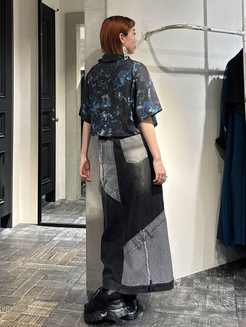 ブラック系のタンクトップ、ブラック系のサンダル、ブラック系のデニムスカートを着用したレディースの春コーディネートの4枚目の写真