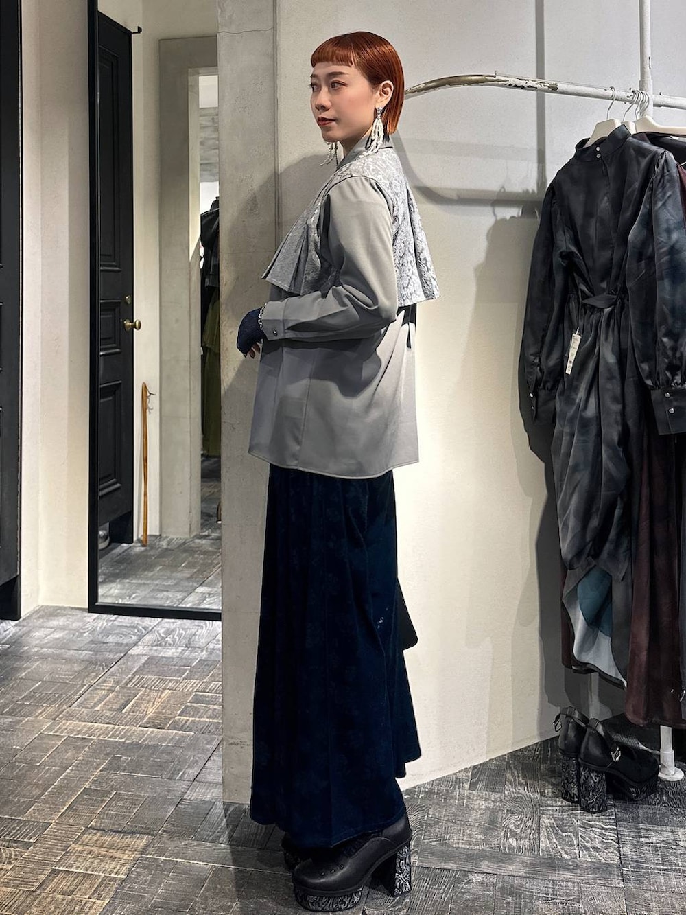 ブラック系のトートバッグ、ブルー系のTシャツ/カットソー、グレー系のシャツ/ブラウスを着用したレディースの冬コーディネートの3枚目の写真