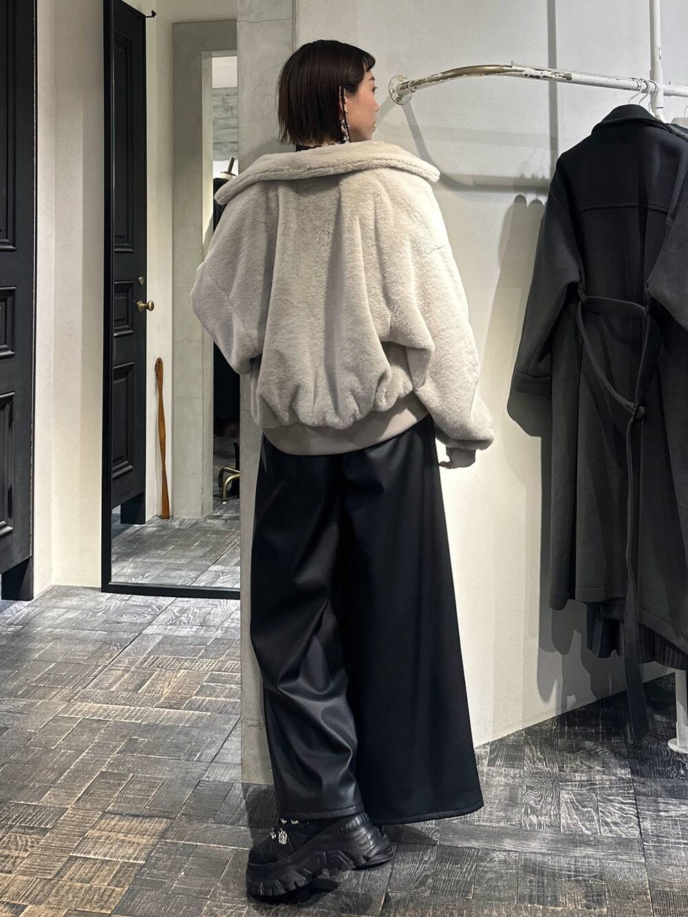 ブラック系のその他パンツ、ブラック系のスニーカー、グレー系のブルゾンを着用したレディースの冬コーディネートの4枚目の写真