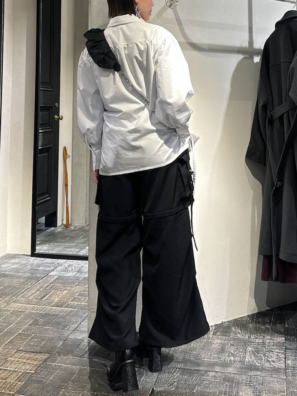 「ショートヘア、冬コーデ、高身長、個性派、モテ、モード、きれいめ、HARE、着痩せ・細見え、ボブヘア」｜「HAREの2WAYメタルカーゴパンツ(HARE)（カーゴパンツ、ブラック系）」を使った、HARE / 瑜ユイさん（レディース・165cm）の冬コーディネートの2枚目の写真