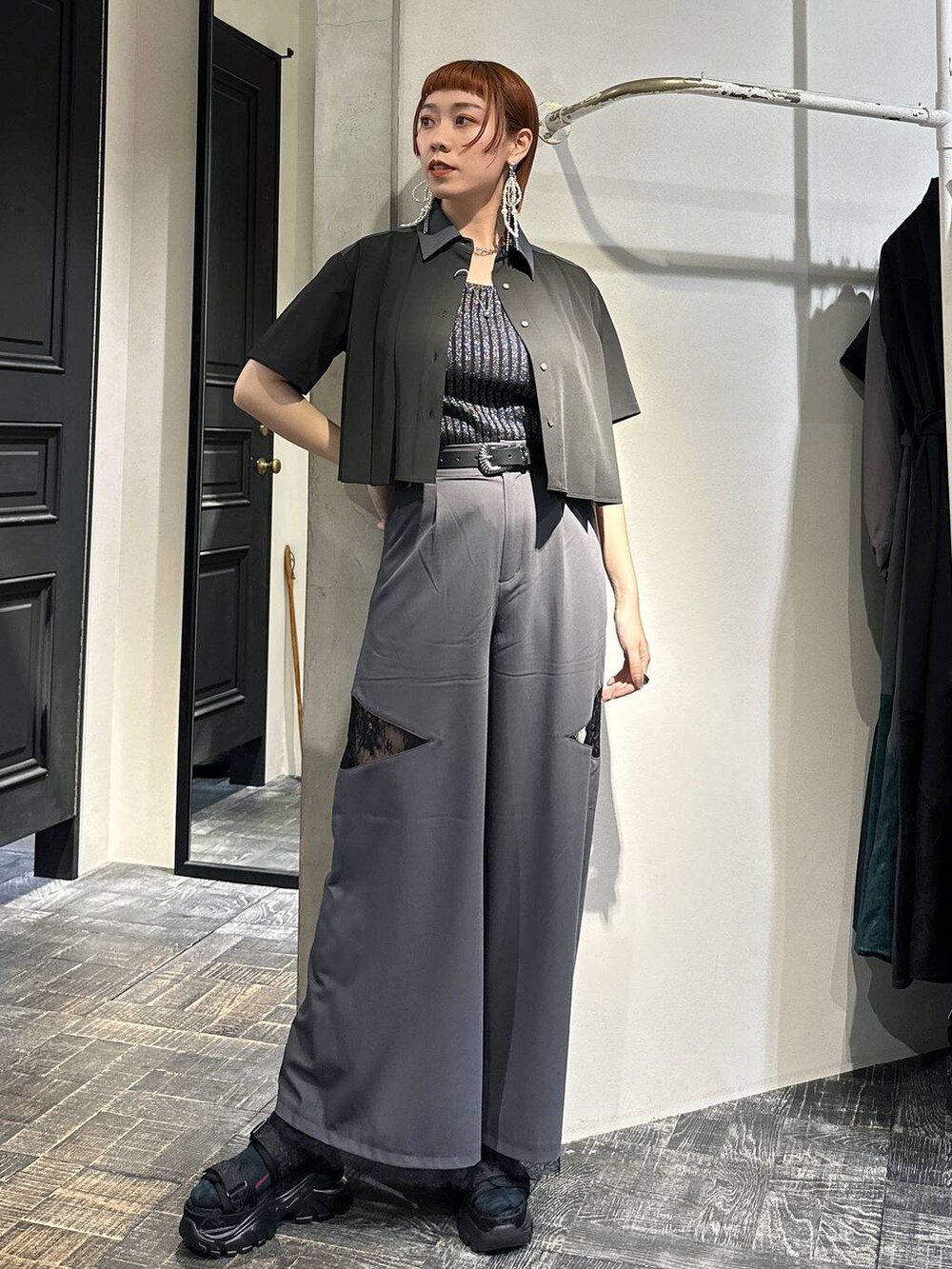 ブラック系のタンクトップ、グレー系のその他パンツ、ブラック系のシャツ/ブラウスを着用したレディースの夏コーディネートの7枚目の写真