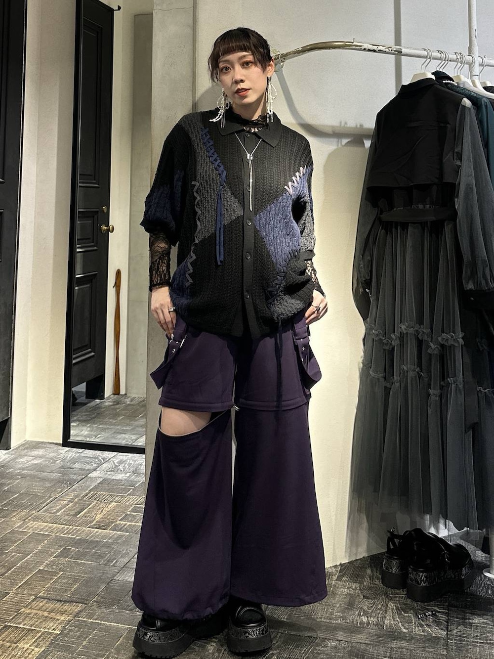 ブラック系のTシャツ/カットソー、ブラック系のサンダル、パープル系のカーゴパンツを着用したレディースの春コーディネートの4枚目の写真