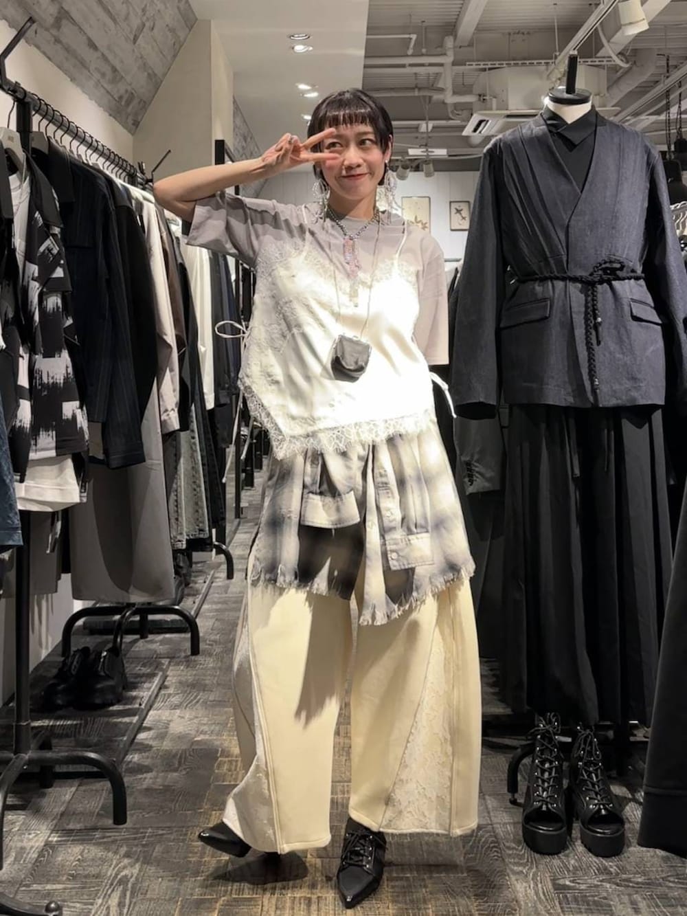 ブラック系のサンダル、ホワイト系のその他パンツ、グレー系のTシャツ/カットソーを着用したレディースの春コーディネートの4枚目の写真